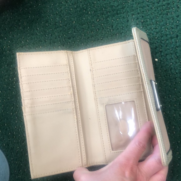 Guess bag with matching wallet bag in good condition wallet in fair condition - Picture 6 of 7